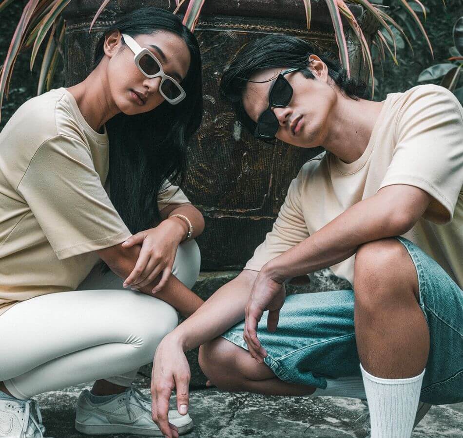 V-Neck vs. Crew Neck: Choosing the Ideal Neckline for Your Plain T-shirt